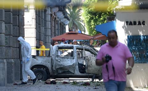 إصابة 5 جنود في تفجير إرهابي بجوار السفارة الأمريكية بتونس