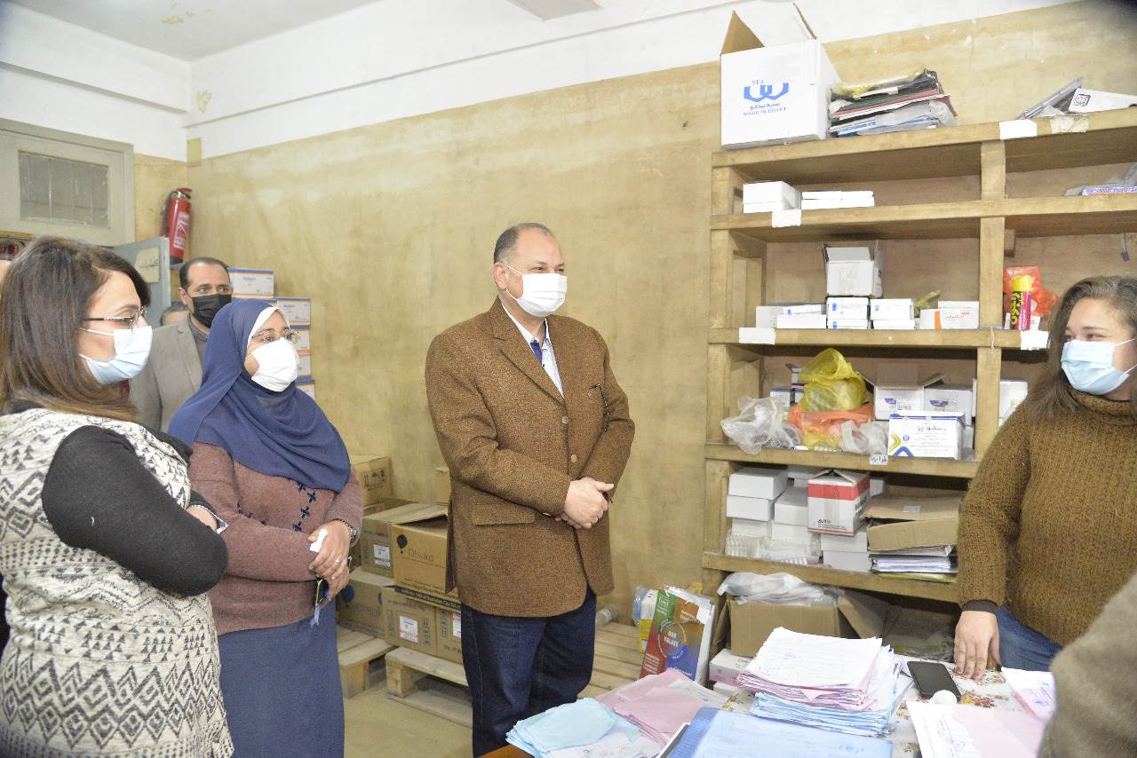 محافظ أسيوط يواصل جولاته المفاجئة بتفقد مخزن الأدوية الرئيسي بحي شرق