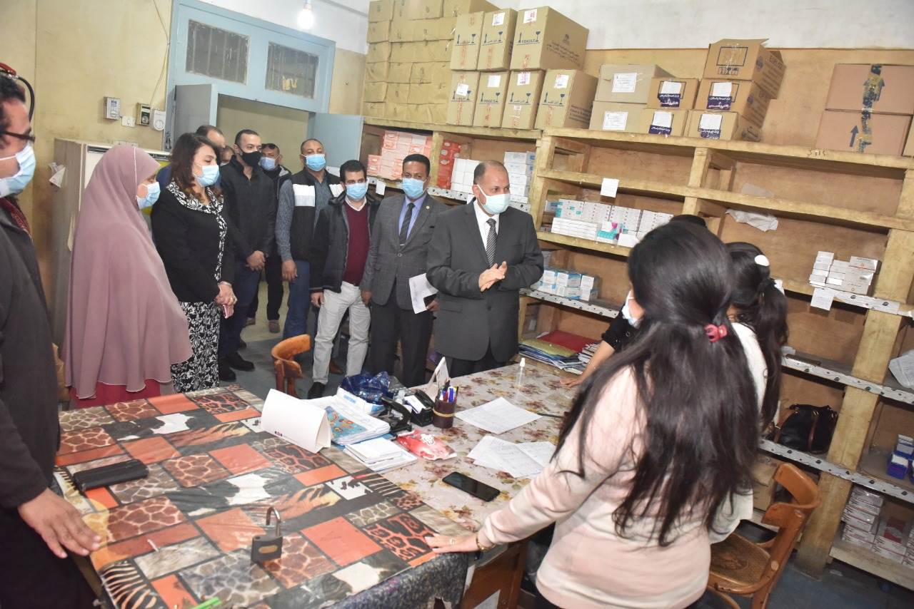 محافظ أسيوط يتفقد مخزن الأدوية الرئيسي بحي شرق ويتابع سير العمل وتوافر الأدوية