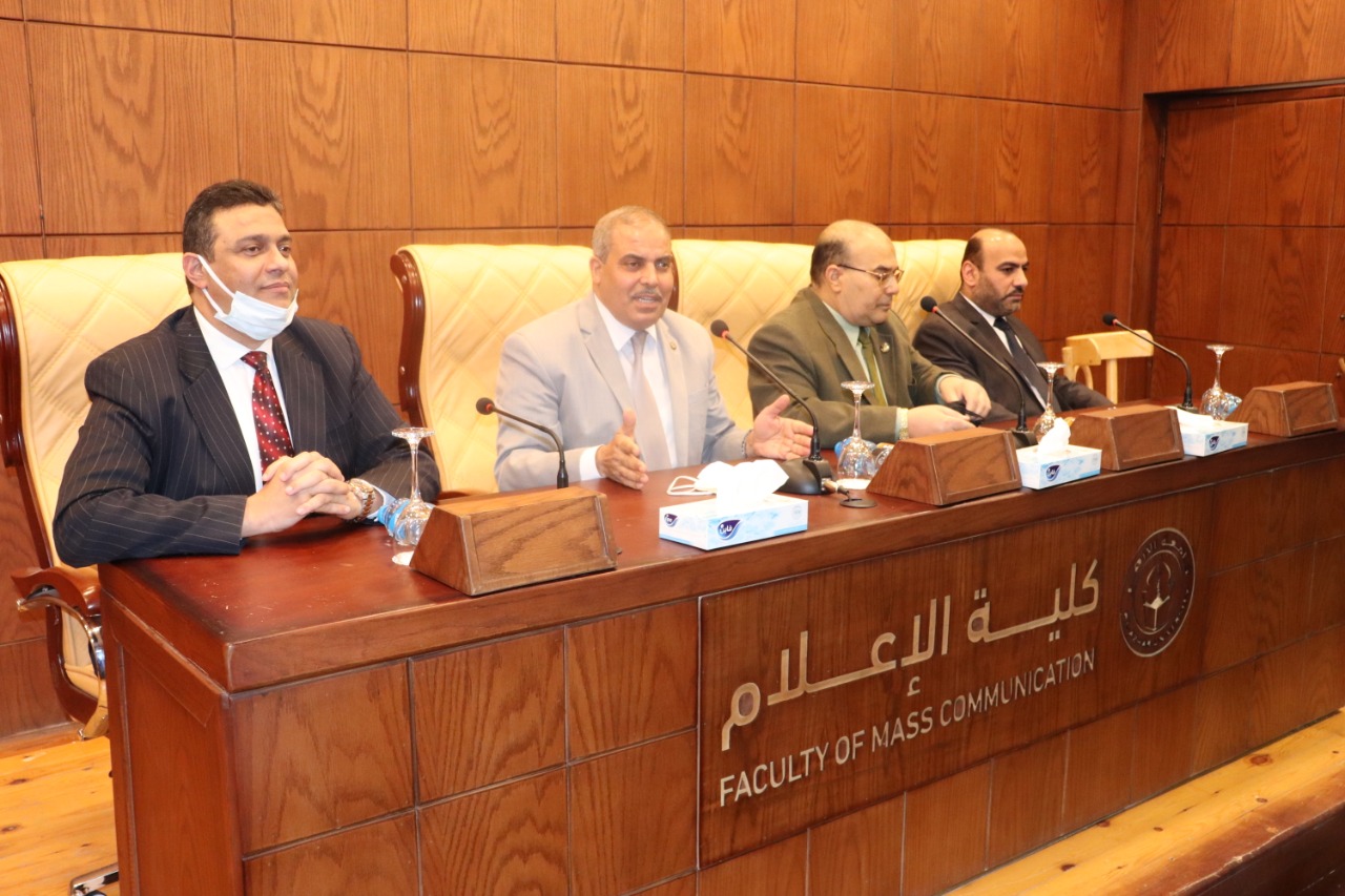 رئيس جامعة الأزهر يشهد تخريج الدفعة الأولى لدورة الأئمة بكلية الإعلام ويطالبهم بالتصدي للشائعات