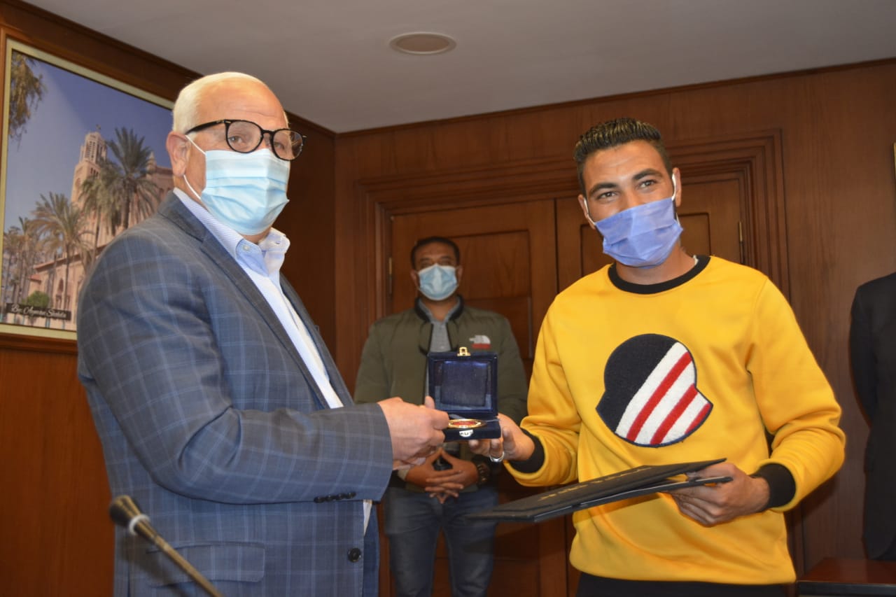 محافظ بورسعيد يكرم شابين ساهما في إنقاذ ٣ من أسرة واحدة من الغرق بمعدية بورسعيد