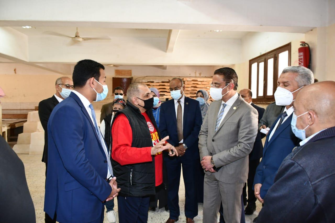 ضمن مبادرة "اسمعونا".. محافظ الفيوم يفتتح أعمال تطوير عدد من الحجرات الدراسية بمدرسة الأمل للصم وضعاف السمع