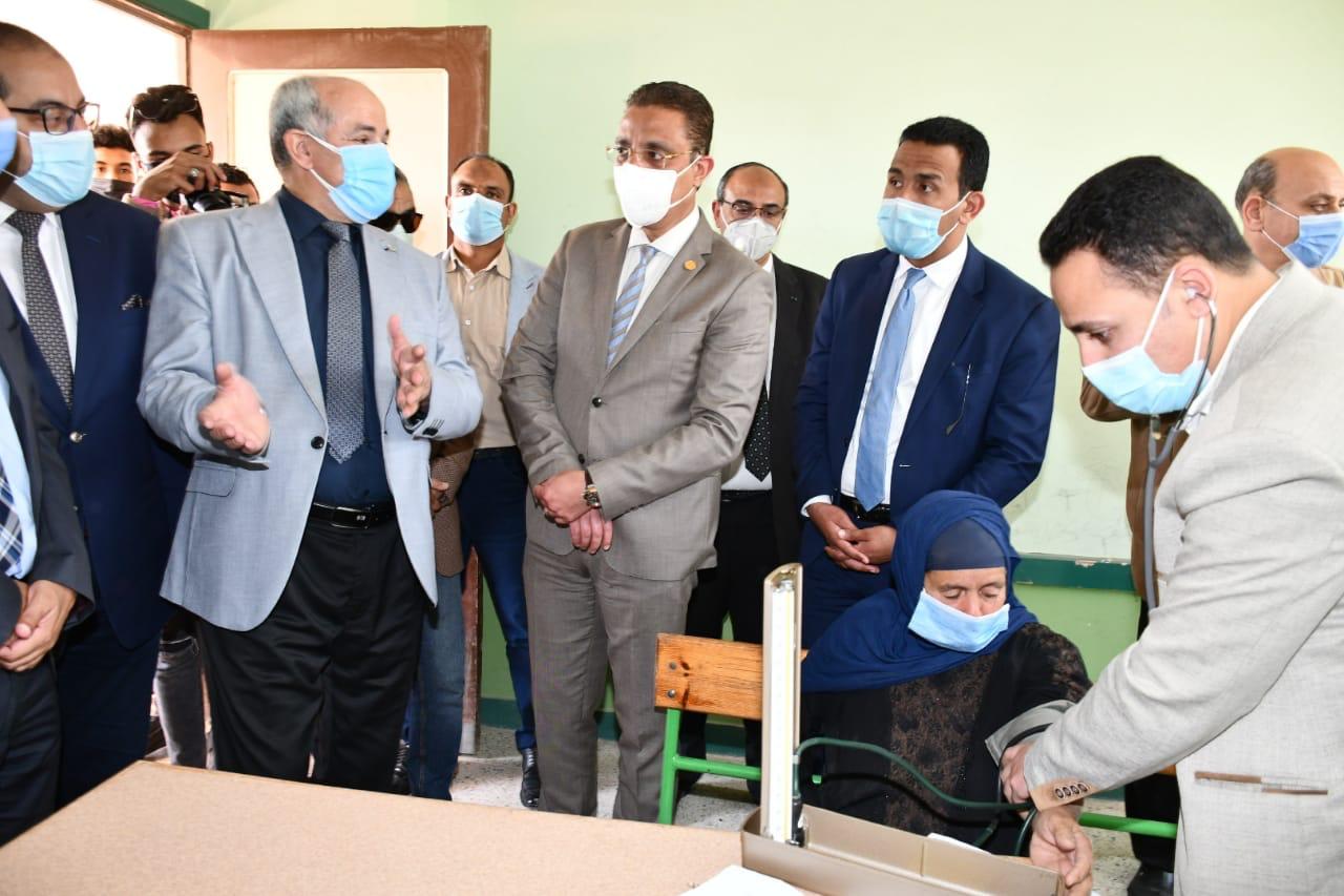محافظ الفيوم يتفقد أعمال القافلة الطبية الشاملة للجامعة بقرية الجعافرة