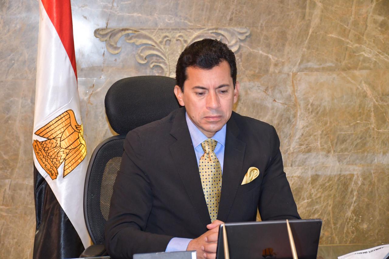 وزير الرياضة يلتقي وفد الاتحاد ورؤساء الوفود لمراجعة كافة الإجراءات الصحية والتنظيمية لبطولة العالم للسلاح