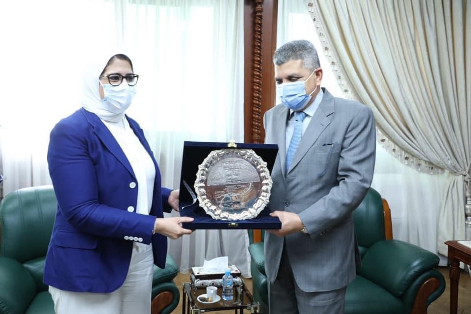 "تقابل وزيره الصحه برئيس هيئه قناه السويس