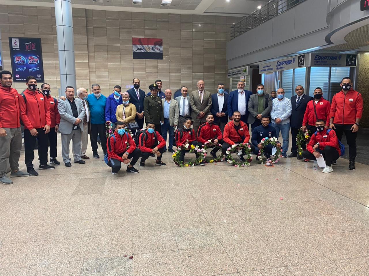 وزير الرياضة يهنئ المنتخب المصري للمصارعة بمطار القاهرة