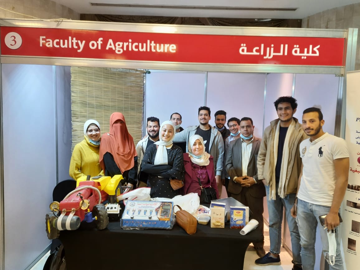 نموذج جرار يعمل بالخلايا الشمسيه بدلا من البنزين في معرض كلية الزراعة بجامعة عين شمس