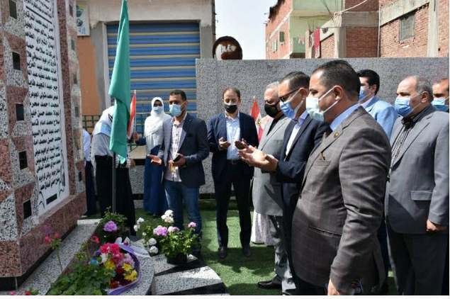 محافظ الشرقية يضع اكليلاً من الزهور على النصب التذكاري لشهداء مدرسة شهداء 2 بحر البقر بمركز الحسينية