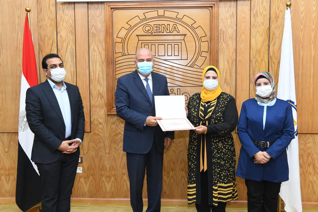 محافظ قنا يكرم نائب رئيس مدينة قفط لتفوقها