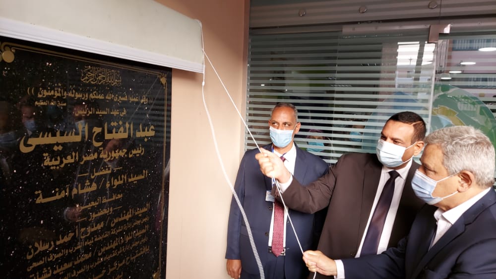 محافظ البحيرة ورئيس الشركة القابضة لمياه الشرب والصرف الصحي يفتتتحان مركز خدمة العملاء الجديد بدمنهور
