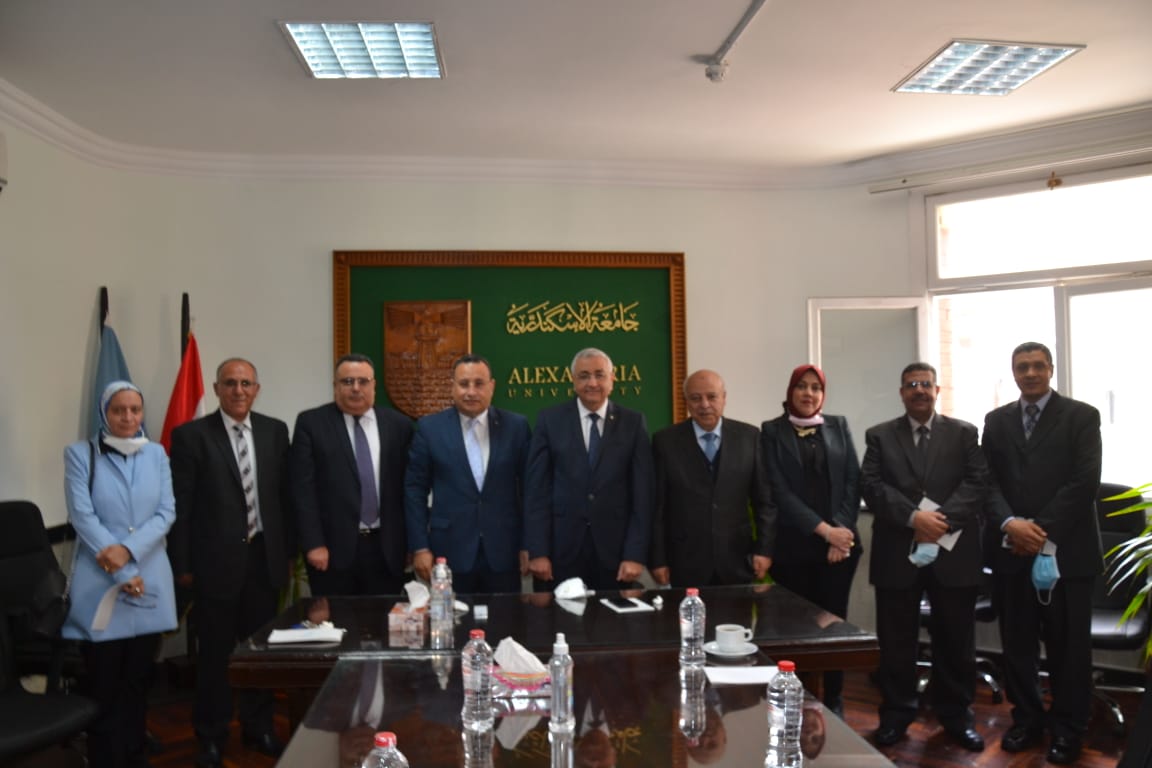رئيس جامعة الإسكندرية يستقبل فريق الهيئة القومية لضمان جودة التعليم والإعتماد