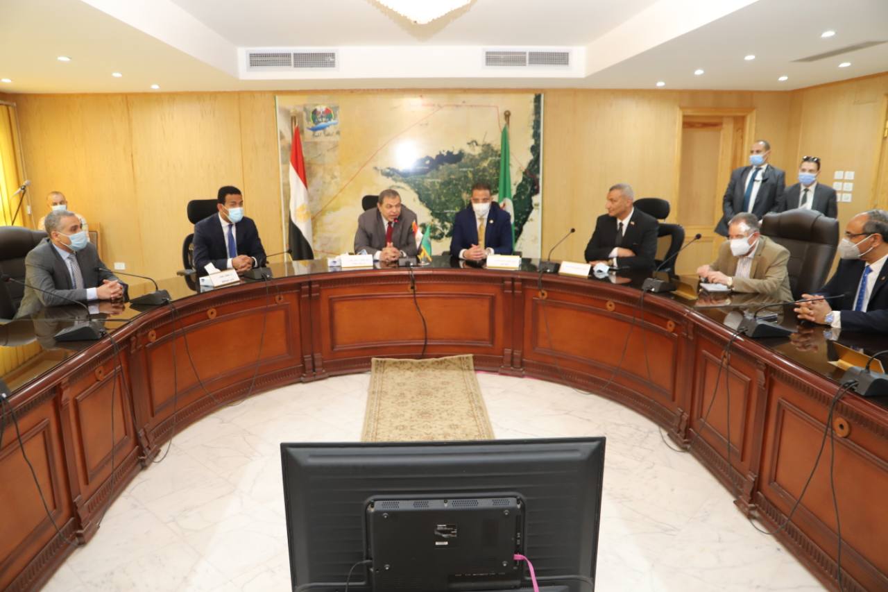 سعفان ومحافظ الفيوم يلتقيان العمالة العائدة من الخارج لمساعدتهم في عمل مشروعات صغيرة