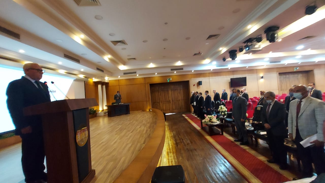 محافظ بورسعيد يبدأ اجتماع مجلس إدارة المنطقة الحرة بالوقوف دقيقة حداد على روح اللواء سماح قنديل محافظ بورسعيد الأسبق
