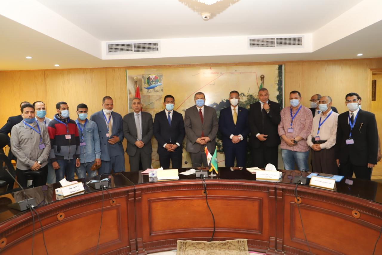 سعفان ومحافظ الفيوم يتبادلان الدروع في حفل تسليم بوالص التأمين للعمالة غير المنتظمة