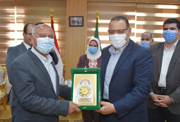 محافظ الشرقيه يستقبل وزير النقل والمواصلات بديوان عام المحافظة