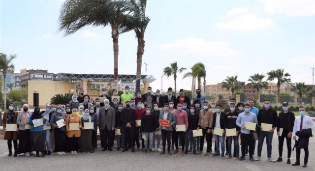 الجامعة المصرية الروسية تكرم 45 من الطلاب المتميزين فى الأنشطة.. تعرف عليهم بالأسماء والصور