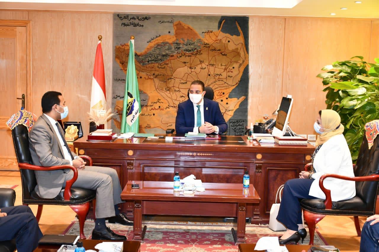 محافظ الفيوم يناقش مع وفد جهاز شئون البيئة أعمال تطوير محطة معالجة الصرف الصناعي بكوم أوشيم