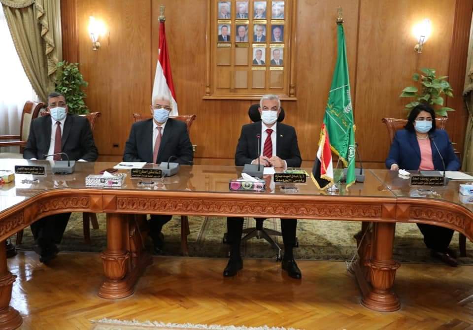 رئيس جامعة المنوفية يعقد لجنة إدارة أزمة كورونا ويستعرض تقريرا عن آخر المستجدات بالمستشفيات الجامعية