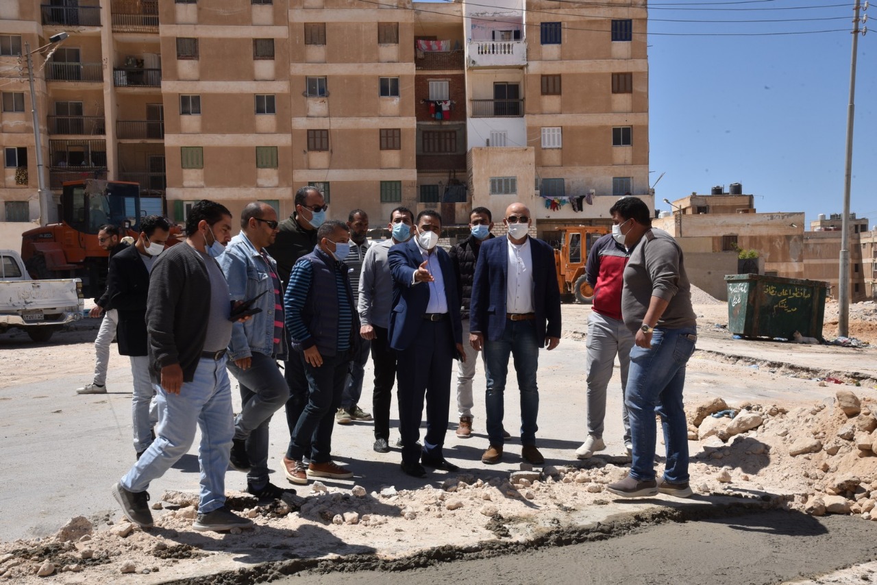 محافظ مطروح يتابع تنفيذ المشروعات التنموية والخدمية بمدينة مرسى مطروح