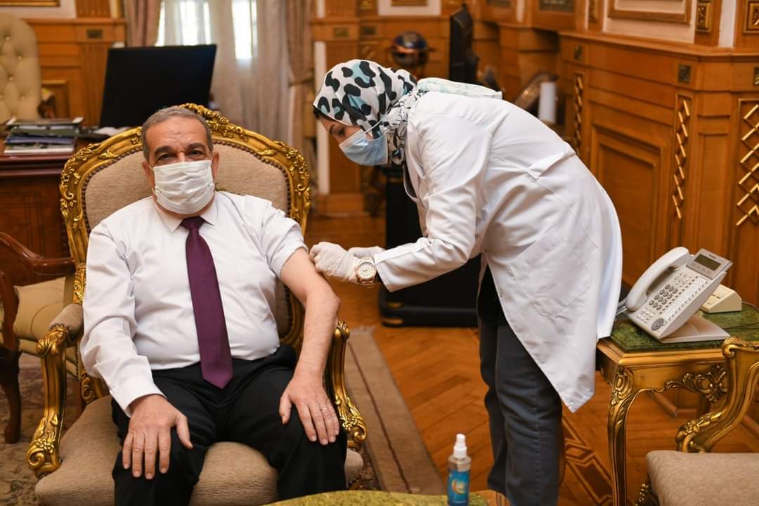 "وزير الدولة للإنتاج الحربي" يتلقى لقاح كورونا