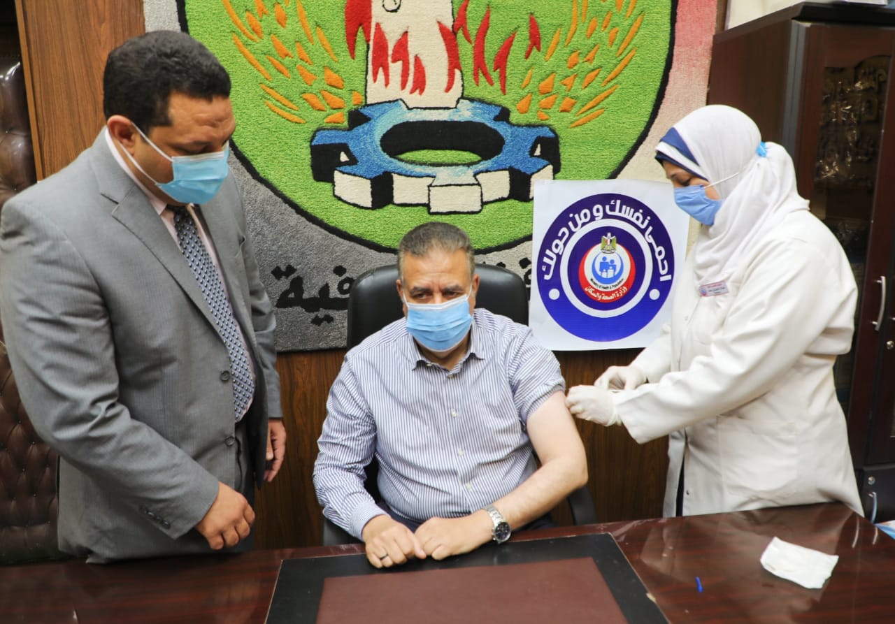 محافظ المنوفية يتلقي لقاح كورونا ويناشد المواطنين بسرعة التسجيل لتلقي اللقاح حفاظاً علي صحتهم وسلامتهم