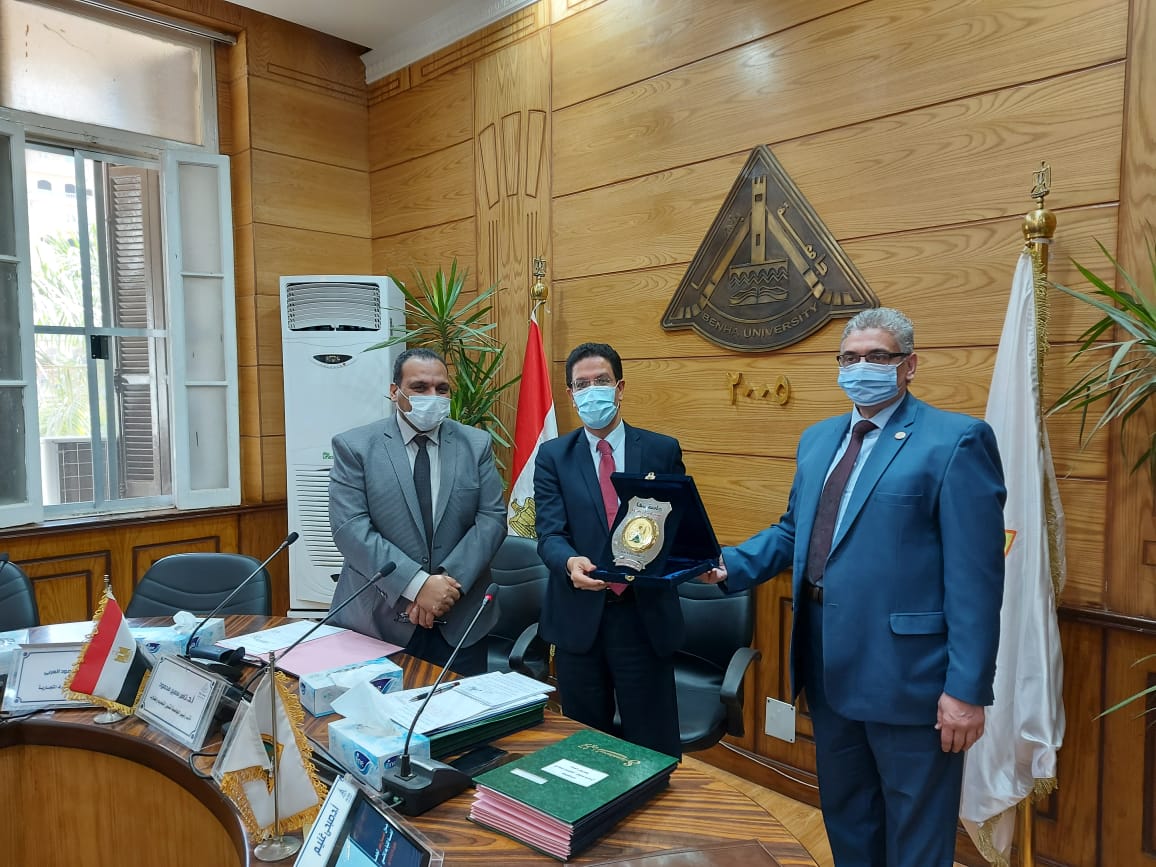 مجلس جامعة بنها يكرم عميد كلية الطب لبلوغه السن القانونية