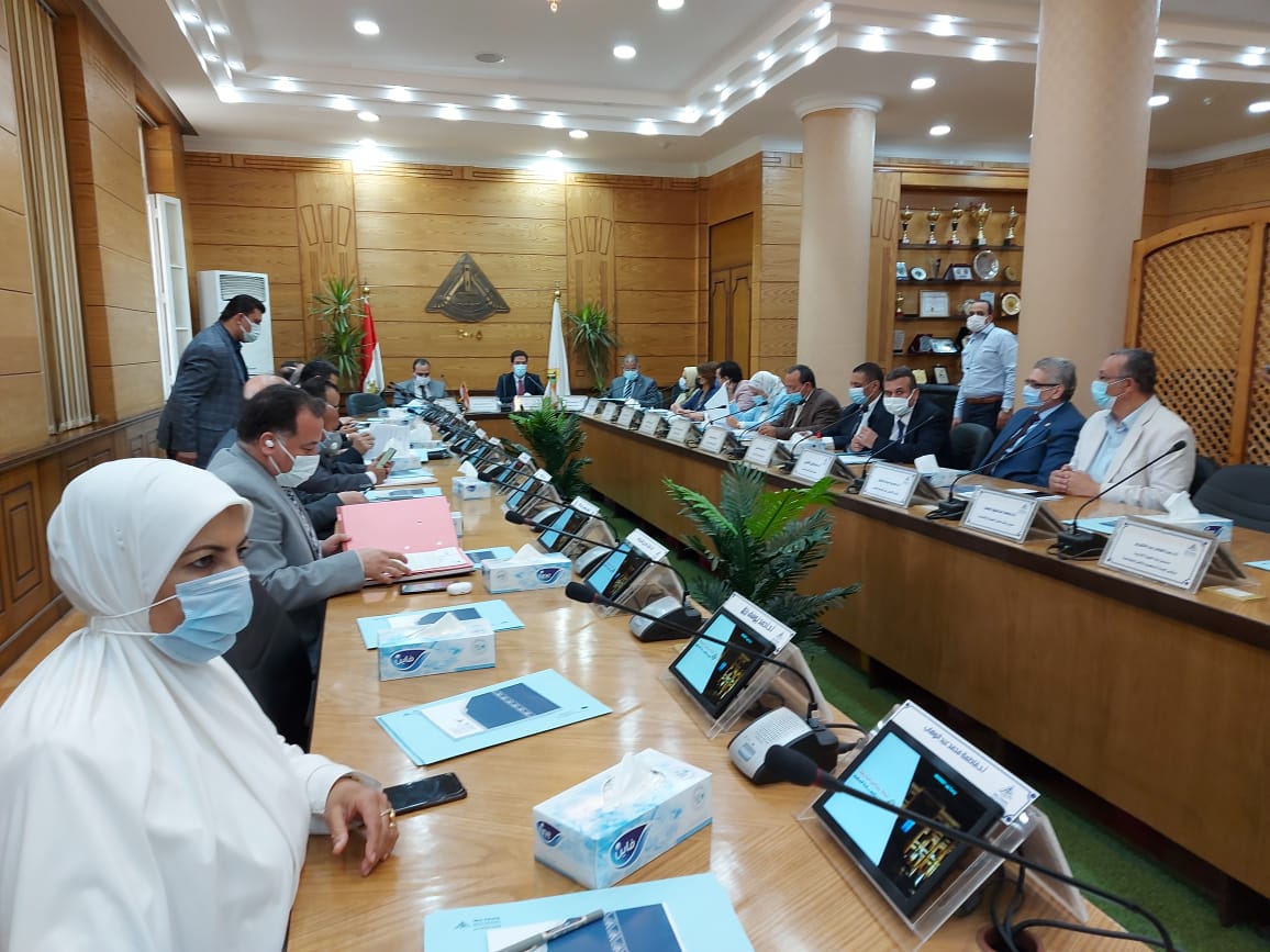 " الجيزاوى " يستعرض تطوير الكتاب الجامعى ويشيد بالأطقم الطبية بالمستشفى الجامعى فى التعامل مع حادث قطار طوخ
