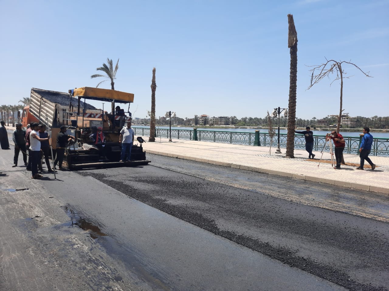 محافظ دمياط: "بدء أعمال الرصف بالأسفلت للمرحلة الأولى من طريق كورنيش النيل ضمن عمليات التطوير"