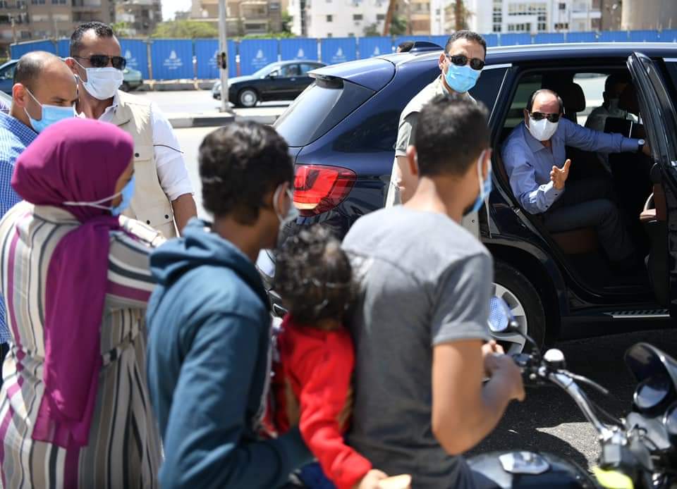 الرئيس السيسى يستوقف بعض المواطنين بدراجة بخارية ليطمئن على أحوالهم اثناء تفقده مشروعات الطرق والكبارى شرق القاهره.