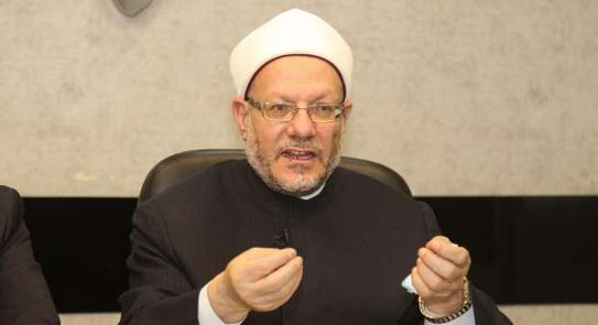 هل يجوز قراءة القرآن من الموبايل في التراويح؟.. المفتي يجيب