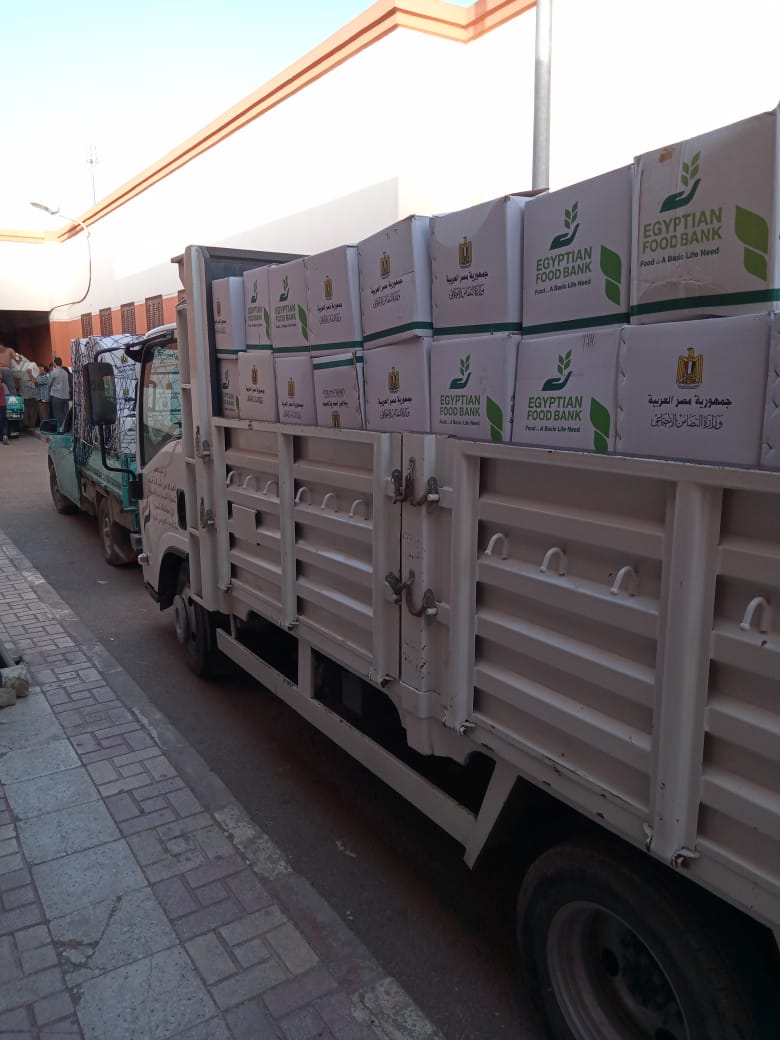 إستلام ٢٠ الف كرتونة مواد غذائية جارى توزيعها على مستحقيها بقرى ونجوع مبادرة حياة كريمة بالبحيرة