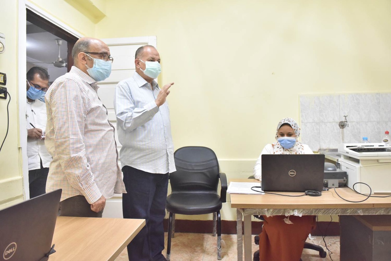 محافظ أسيوط يتفقد سير العمل بمركز تطعيم المواطنين بلقاح كورونا بالمركز الصحي الحضري بالوليدية