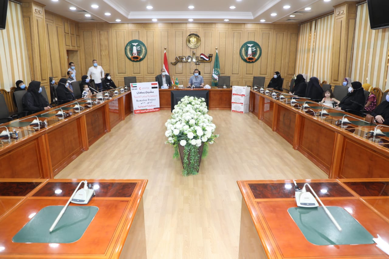 محافظ المنوفية : توزيع 10 طن مواد غذائية على الأسُر الاولى بالرعاية بنطاق المحافظة ..