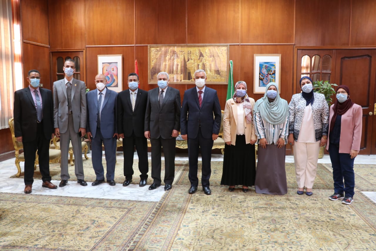 مبارك يهنىء مديرى العموم الجدد بجامعة المنوفية