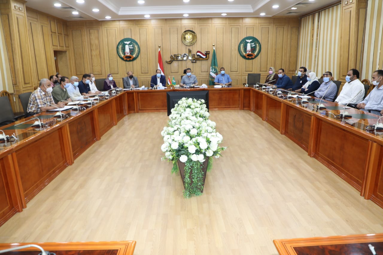 محافظ المنوفية يناقش الموقف التنفيذي لخطة رصف الطرق