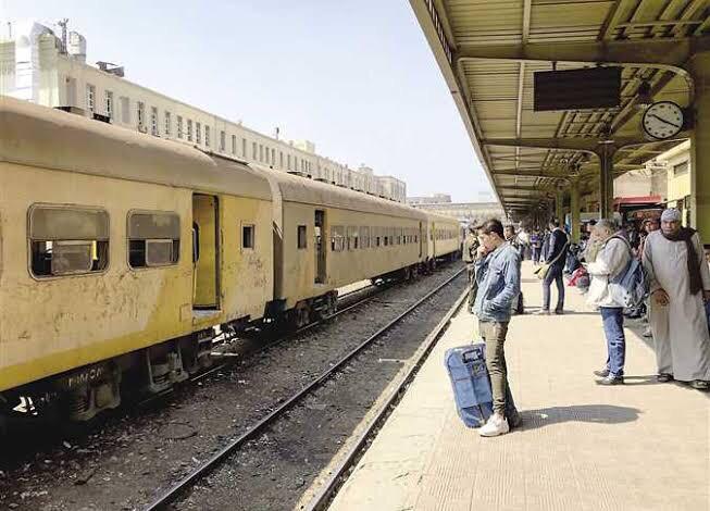 ضبط عاطل يقوم بالقاء حجر تجاه القطارات بالجيزة