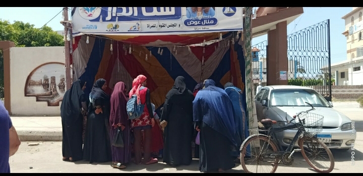 فرع المجلس القومى للمرأة بدمياط يُنظم منفذ "ست الدار" لبيع الحلويات والمنتجات الغذائية بعزبة البرج