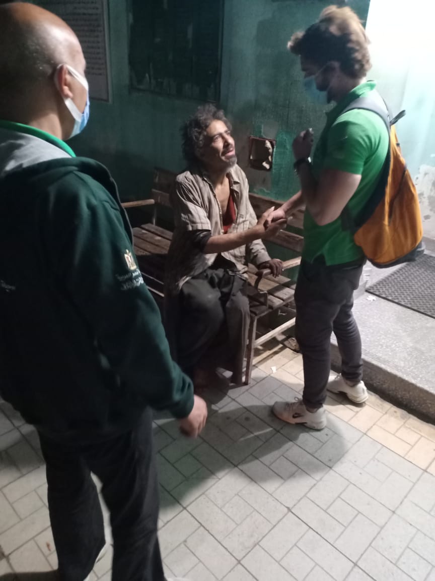 فريق الأطفال والكبار بلا مأوى ينقذ شابًا بالقاهرة.. وإيداعه بمستشفى العباسية لتلقي كافة أوجه الرعاية الصحية والاجتماعية