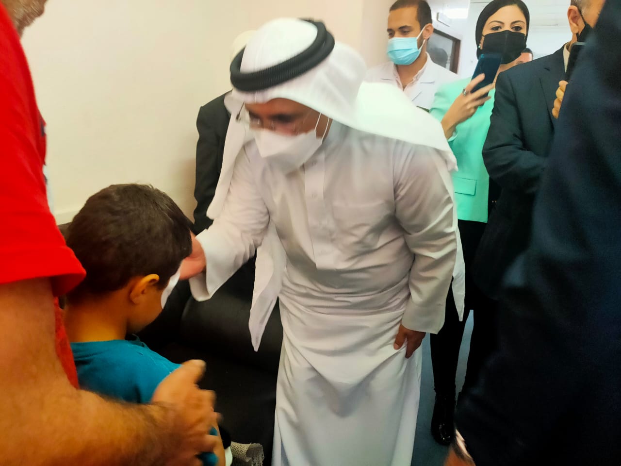 رئيس البرلمان العربي والوفد المرافق له يطمئنون على الجرحى والمصابين الفلسطينيين بمستشفى معهد ناصر بجمهورية مصر العربية