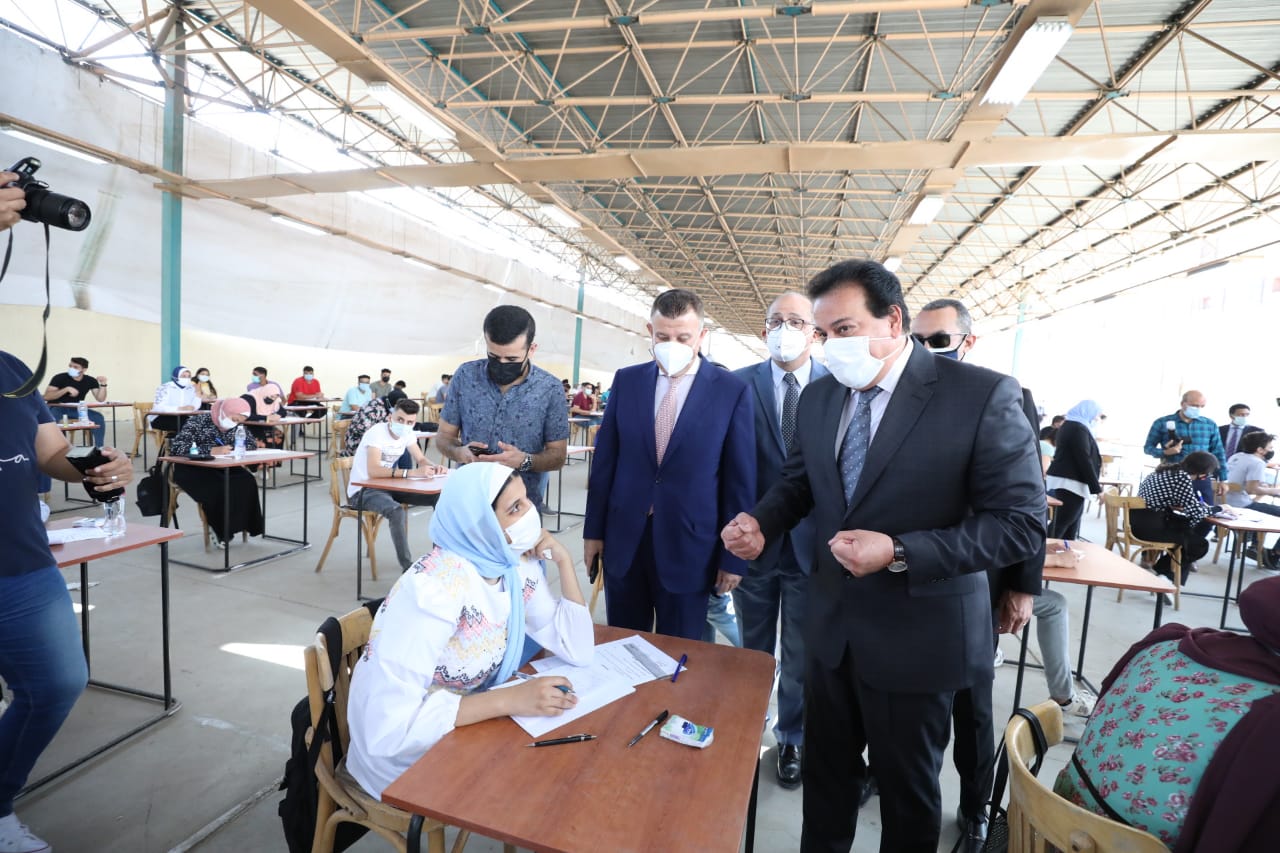 وزير التعليم العالي يتفقد لجان الامتحانات بجامعة عين شمس