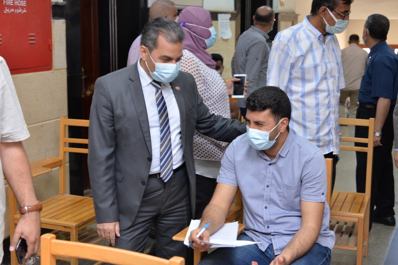 رئيس جامعة كفر الشيخ يتفقد الإمتحانات في كليات الآداب والتجارة والثروة السمكية ويشيد بتطبيق الإجراءات الإحترازية