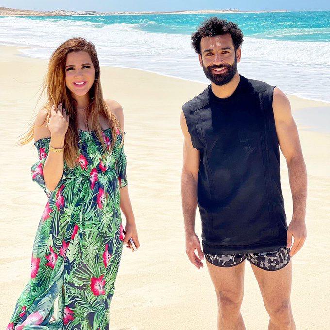 محمد صلاح مع زوجة رامى صبرى على الشاطئ