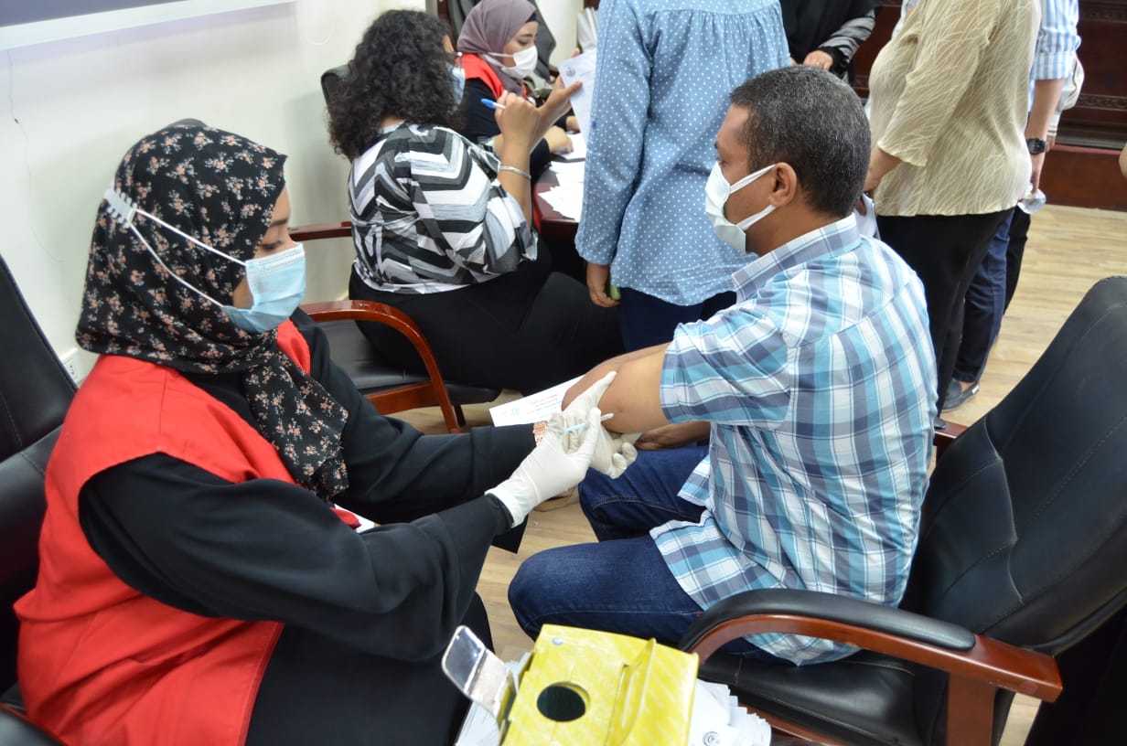 تلقى أعضاء هيئة التدريس والموظفين بكلية التربية بالغردقة لقاح التطعيم ضد فيروس كورونا المستجد