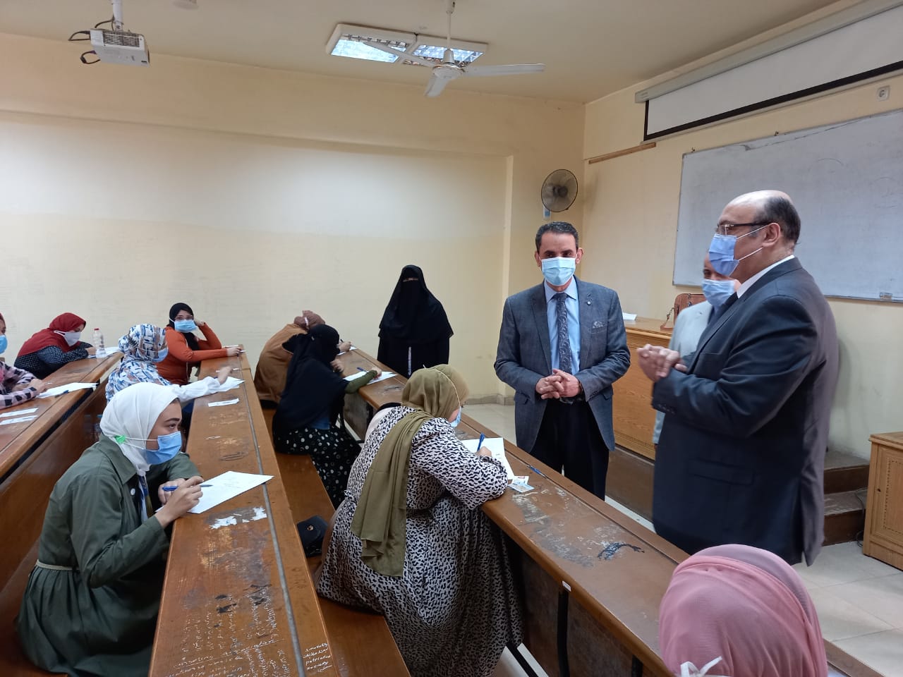 نائب رئيس جامعة المنصورة يتفقد اختبارات الفصل الدراسي الثاني 2020- 2021م
