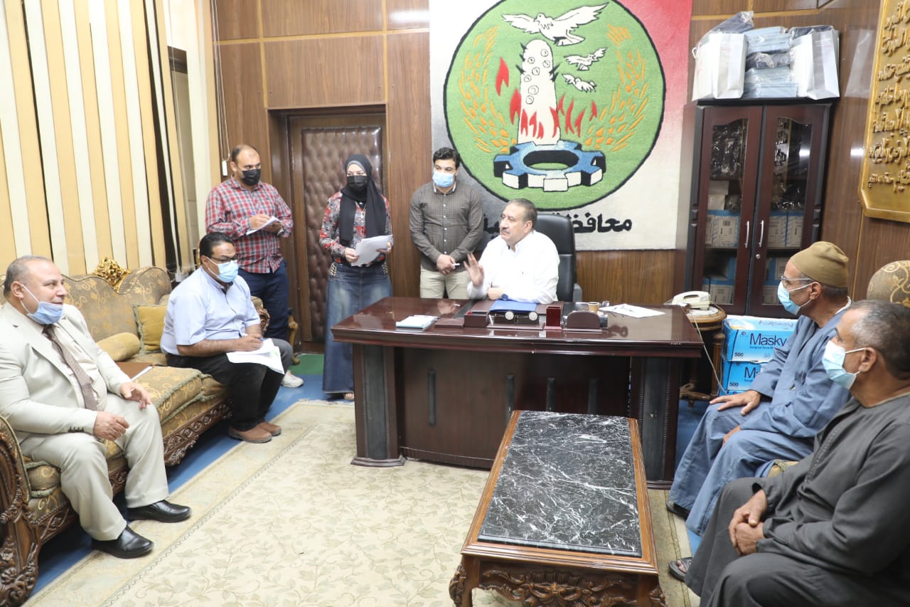 محافظ المنوفية يلتقى بصيادين البحر الفرعونى لبحث مطالبهم ويوجه بإنشاء نقطة إسعاف بقرية فيشا الكبرى وتوفير سيارة إطفاء لتحقيق الصالح العام .
