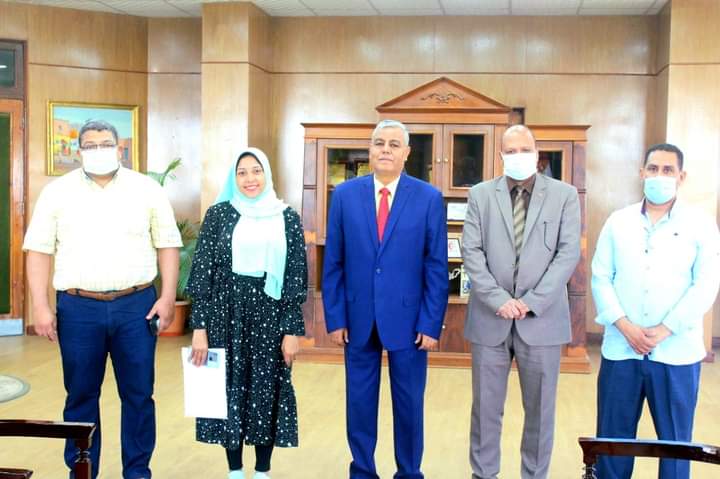 رئيس جامعة جنوب الوادي يكرم مخترعة نظارة المكفوفين