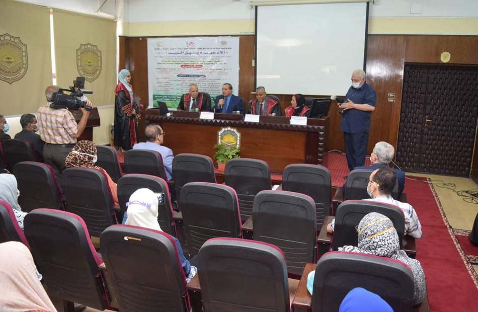 رئيس جامعة جنوب الوادي يناقش رسالة ماجستير بجامعة سوهاج حول التحليق الحيوي لجزيئات الفضة النانوية
