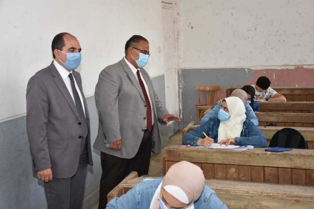 بالصور جولة تفقدية لنائب رئيس جامعة عين شمس لبدء الامتحانات النظرية بكلية العلوم