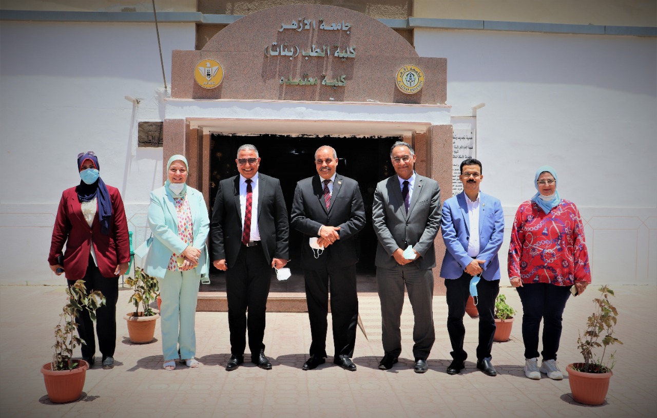 رئيس جامعة الأزهر يتفقد كلية طب البنات للوقوف على سير العمل بلجان الدراسات العليا