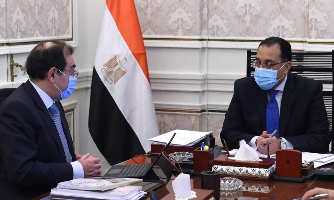 رئيس الوزراء يتابع مع وزير البترول موقف تنفيذ رئيس الوزراء يتابع مع وزير البترول موقف تنفيذ المشروعات
